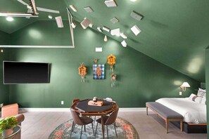 4 habitaciones, escritorio y tabla de planchar con plancha 