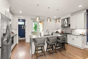 Fridge, microwave, oven, stovetop - CLASS, Your Own Personal Broadway on 8th Ave South (Nashville)