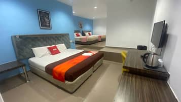 Escritorio, wifi gratis y ropa de cama