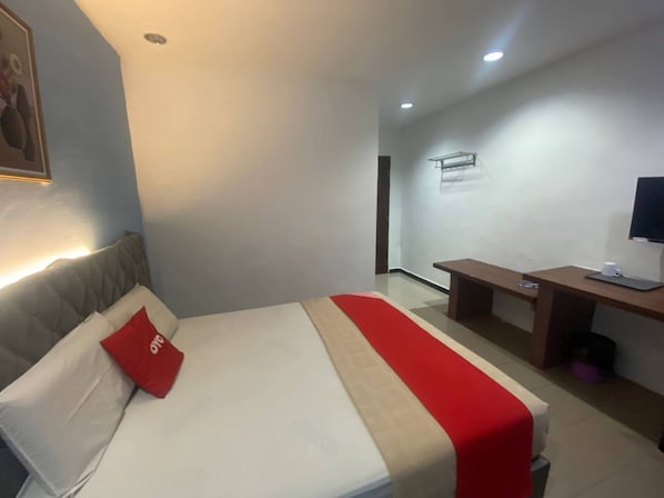 Deluxe Double Room | Desk, free WiFi, bed sheets