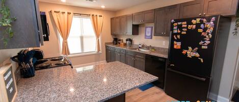 Refrigerador, microondas, horno, placa de cocina