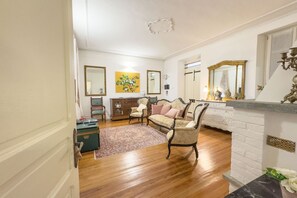 Interior - Casa Viberti Roma, Historic Residence with Stunning Views of the Langhe (Serralunga d'Alba)
