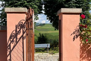 Exterior detail - Casa Viberti Roma, Historic Residence with Stunning Views of the Langhe (Serralunga d'Alba)