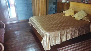 Deluxe Room | Desk, free WiFi