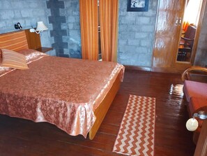 Deluxe Room | Desk, free WiFi