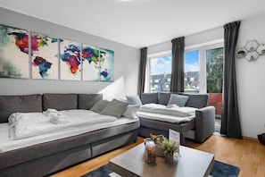 1 chambre, fer et planche à repasser, lit de bébé portatif