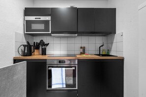Frigorifero, microonde, forno, piano cottura