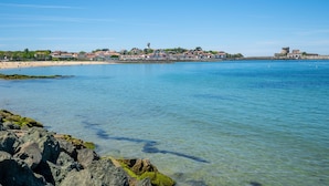 A coastal town with clear blue waters, rocky shoreline, and buildings along the beach. - Villas Odalys Collection Domaine de Lana by Interhome (Saint-Jean-de-Luz)