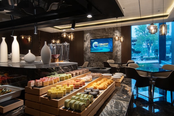 Free daily buffet breakfast