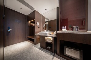 Habitación básica con 2 camas individuales, vista a la ciudad | Tabla de planchar con plancha y wifi gratis 