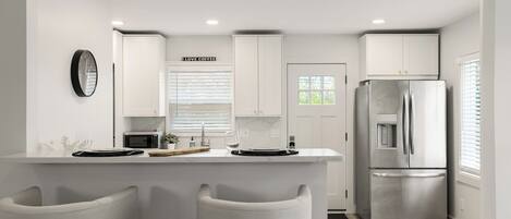 Kjøleskap, mikrobølgeovn, ovn og kokeplater