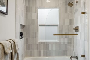 Secador de pelo, toallas