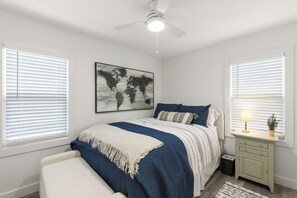 Tabla de planchar con plancha, wifi gratis y ropa de cama