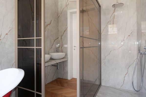 Shower, bidet, towels, shampoo