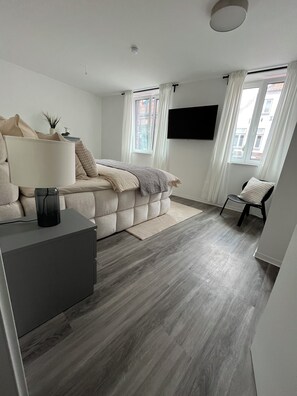 2 bedrooms, travel crib, free WiFi, bed sheets