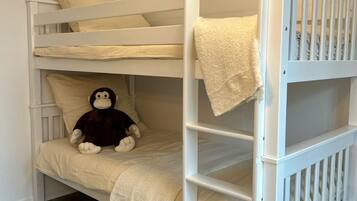 2 habitaciones, cuna de viaje, wifi gratis y ropa de cama