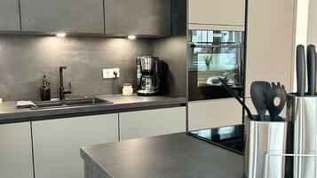 Fridge, oven, stovetop, dishwasher