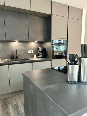 Fridge, oven, stovetop, dishwasher