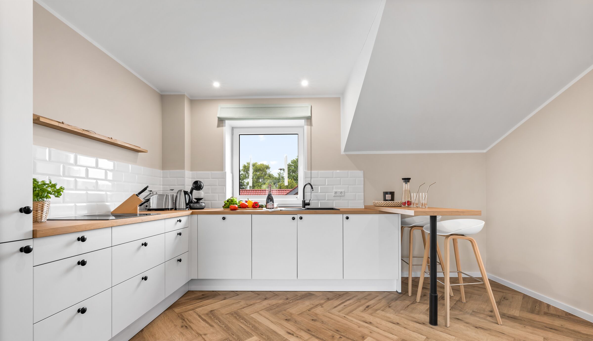 Kylskåp, mikrovågsugn, ugn och spishäll