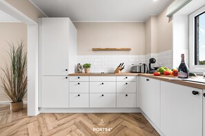Frigorifero, microonde, forno, piano cottura