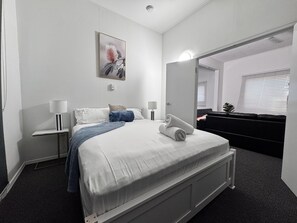 4 slaapkamers, een strijkplank/strijkijzer, gratis wifi, beddengoed