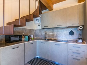 Réfrigérateur, four à micro-ondes, un four, lave-vaisselle