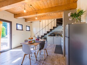 Réfrigérateur, four à micro-ondes, un four, lave-vaisselle