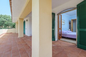 4 bedrooms, iron/ironing board, bed sheets