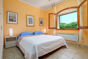 4 bedrooms, iron/ironing board, bed sheets