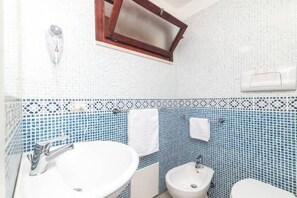 Doccia, asciugamani, sapone, carta igienica