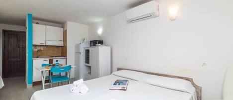 Iron/ironing board, bed sheets