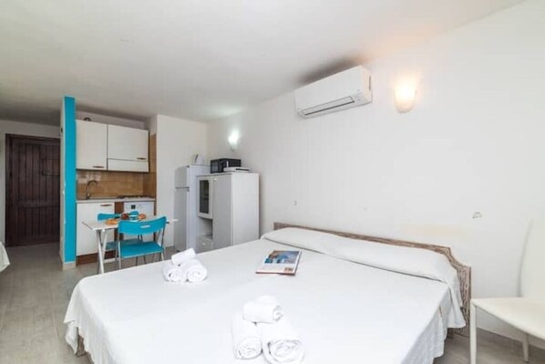 Iron/ironing board, bed sheets