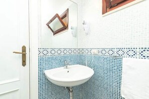 Shower, towels, soap, toilet paper - Studio apartment 205 sea view for 3 + infant (Golfo di Marinella)