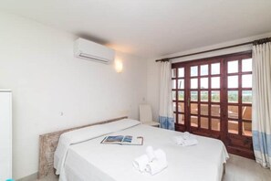 Iron/ironing board, bed sheets