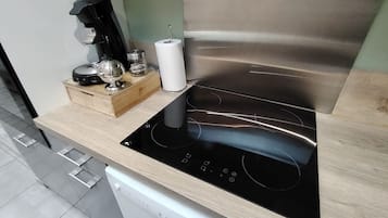 Frigorífico, microondas, horno y placa de cocina