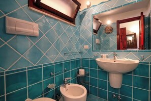Douche, serviettes fournies, savon, papier toilette
