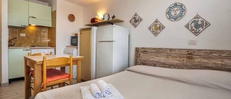 Iron/ironing board, bed sheets