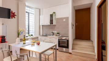 Coffee/tea maker, fridge, oven, stovetop