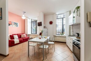 Réfrigérateur, four, plaque de cuisson, cafetière/bouilloire