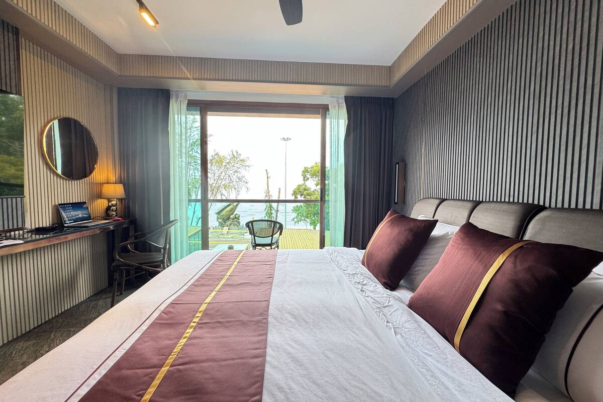 Quarto casal ou duplo luxo, vista para o mar | Escrivaninha, Wi-Fi de cortesia, roupa de cama