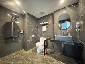 Superior Room with Sea View | Kylpyhuone | Suihku, hiustenkuivaaja, bidee, pyyhkeet