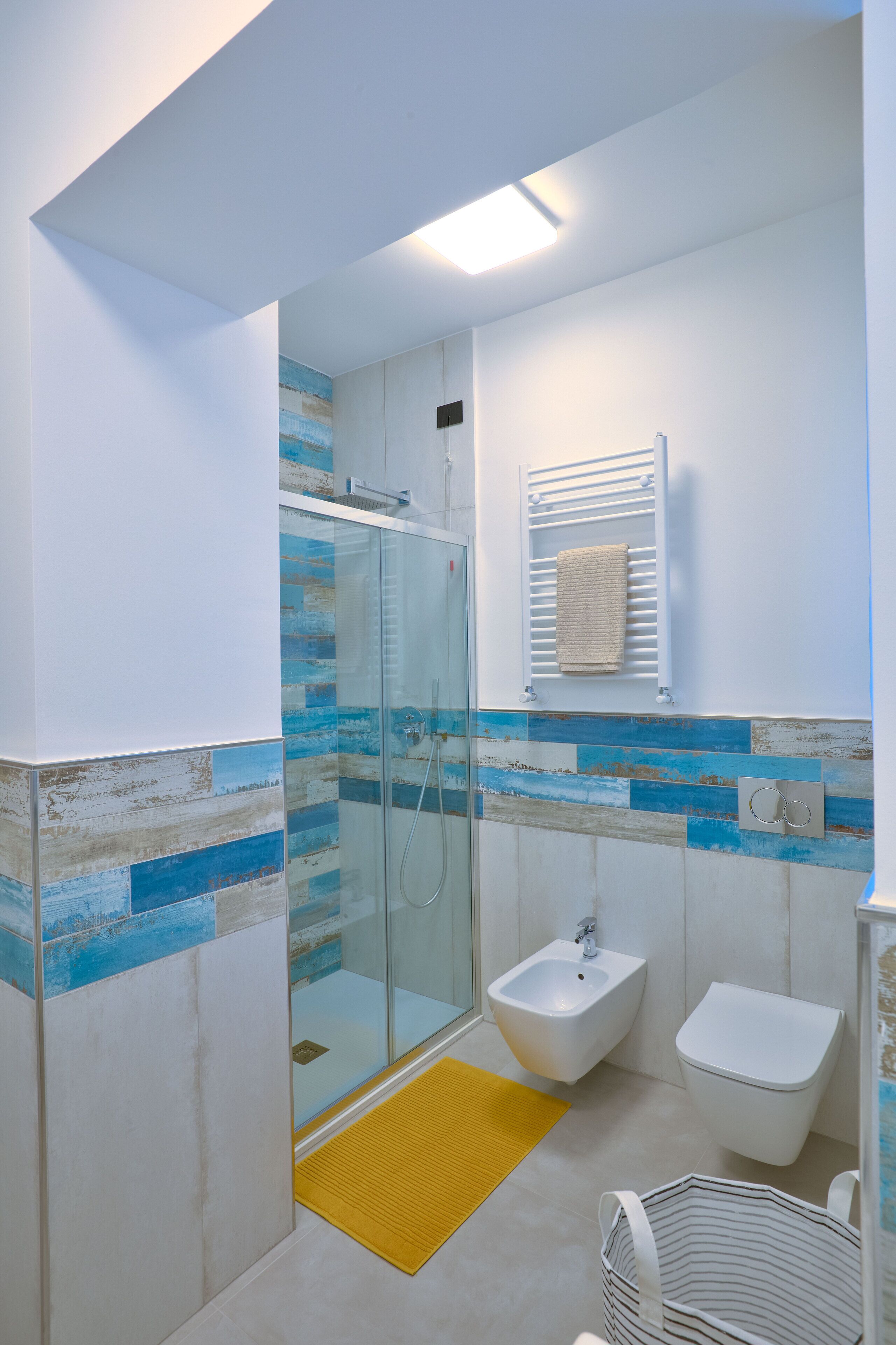 Haartrockner, Handtücher, Seife, Toilettenpapier