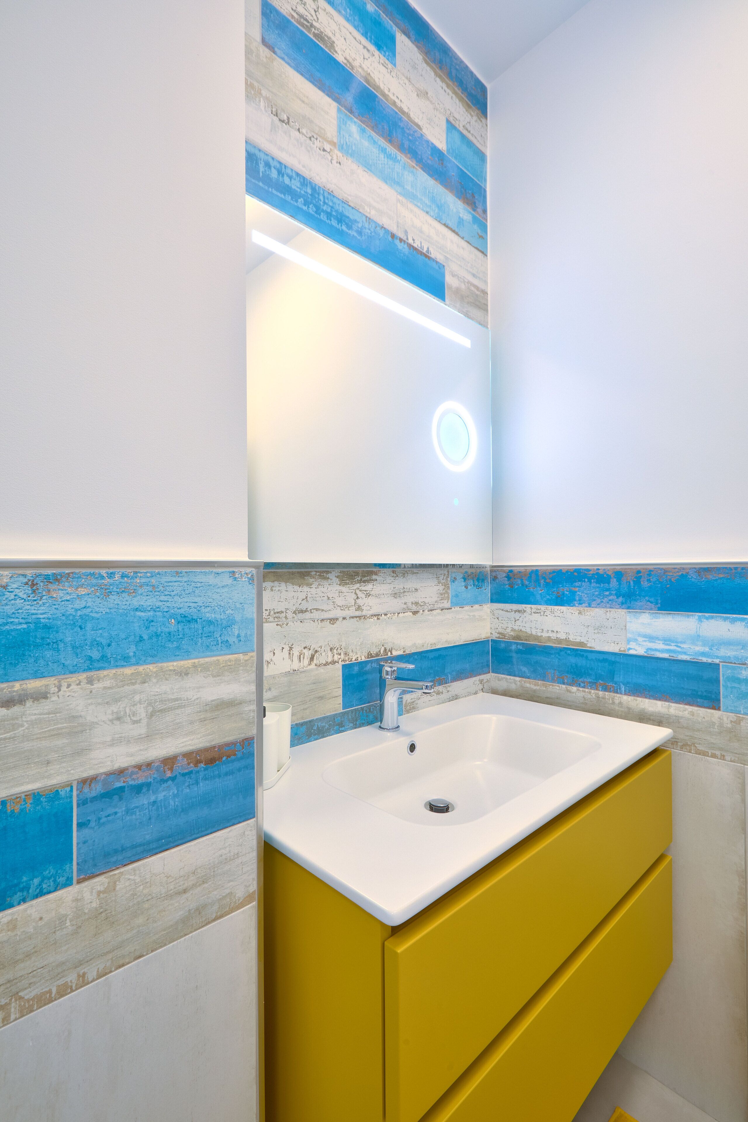 Haartrockner, Handtücher, Seife, Toilettenpapier