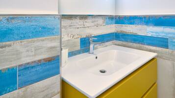 Asciugacapelli, asciugamani, sapone, carta igienica