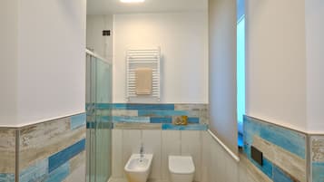 Haartrockner, HandtĂŒcher, Seife, Toilettenpapier