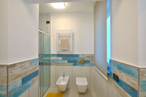 Haartrockner, Handtücher, Seife, Toilettenpapier