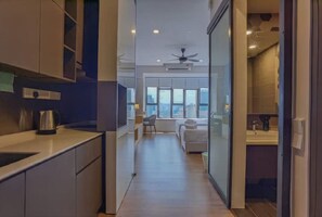 Deluxe-studio, 2 keskisuurta parisänkyä, keittiö, kaupunkinäköala | Yksityinen keittiö | Jääkaappi, mikroaaltouuni, liesi, keittoastiat/astiat/ruokailuvälineet