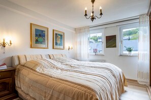 Iron/ironing board, WiFi, bed sheets