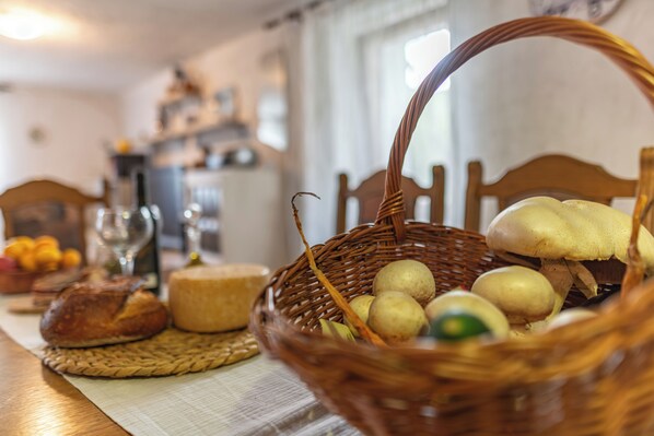 Dining - 4-bedroom house in charming Gračac with WiFi (Gračac)