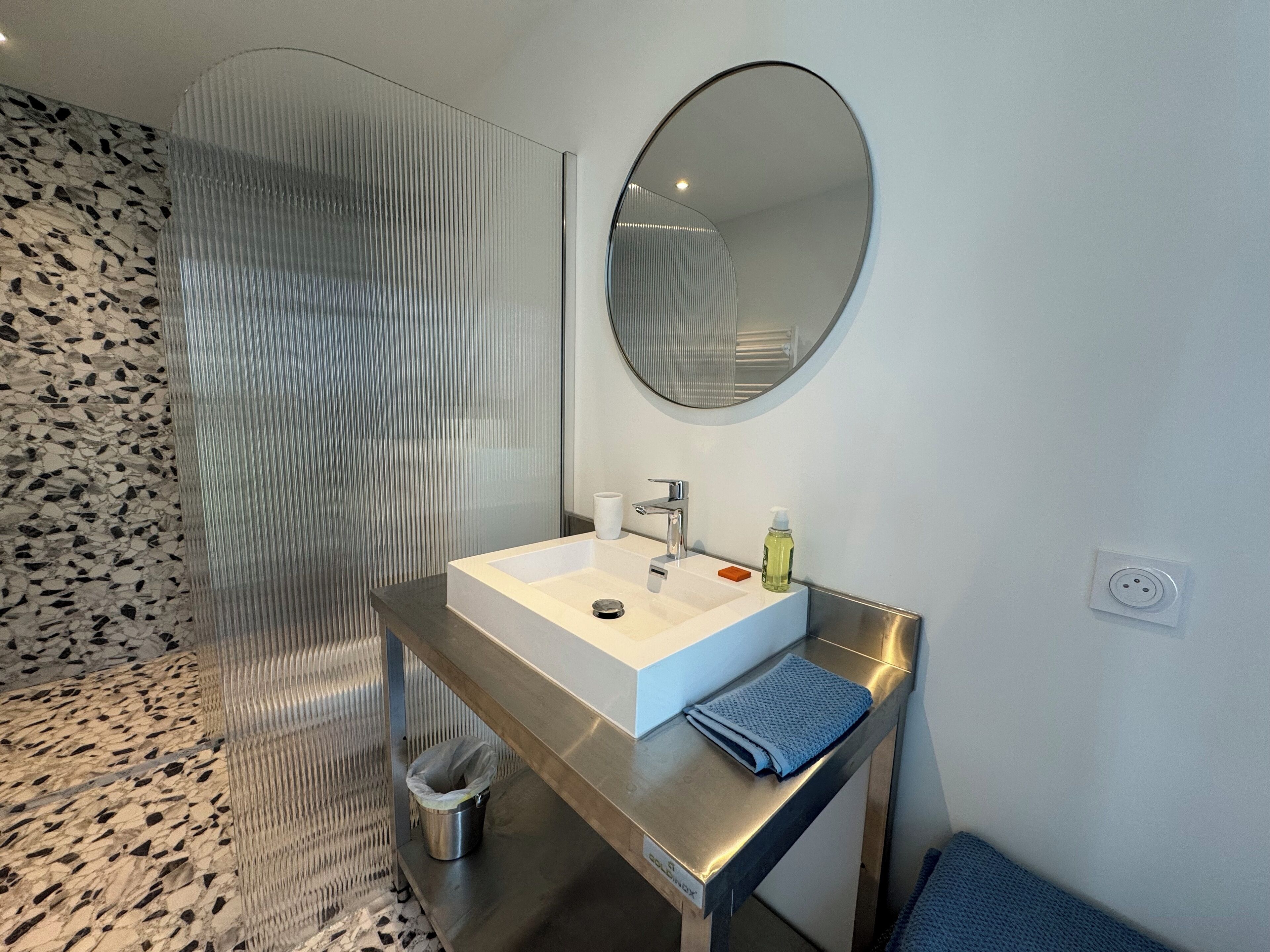 Serviettes fournies, savon, papier toilette